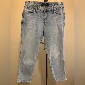 HOLLISTER VINTAGE STRETCH
CURVY HIGN- RISE MOM JEAN